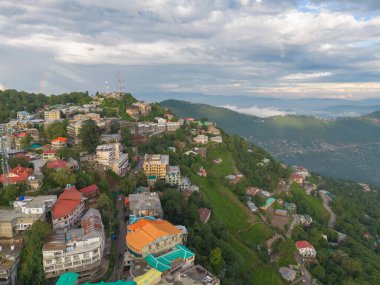 Muree köyünün havadan görünüşü, İslamabad yerleşim yerleri ve sis bulutu, doğa ağaçları, Asya 'daki şehir kasabasında Pakistan, binalar..