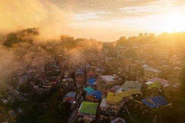 Muree köyünün havadan görünüşü, İslamabad yerleşim yerleri ve sis bulutu, doğa ağaçları, Asya 'daki şehir kasabasında Pakistan, binalar..