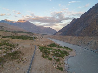 Karakoram yüksek dağ tepelerinin hava manzarası. Doğa manzarası geçmişi, Skardu-Gilgit, Pakistan. Tatilde seyahat.