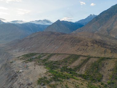 Karakoram yüksek dağ tepelerinin hava manzarası. Doğa manzarası geçmişi, Skardu-Gilgit, Pakistan. Tatilde seyahat.