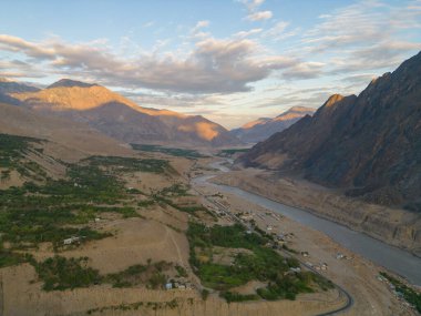 Karakoram yüksek dağ tepelerinin hava manzarası. Doğa manzarası geçmişi, Skardu-Gilgit, Pakistan. Tatilde seyahat.