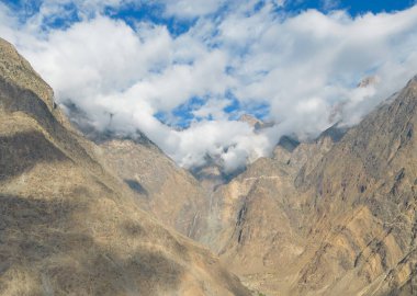 Karakoram yüksek dağ tepelerinin hava manzarası. Doğa manzarası geçmişi, Skardu-Gilgit, Pakistan. Tatilde seyahat.