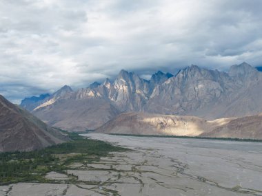 Karakoram yüksek dağ tepelerinin hava manzarası. Doğa manzarası geçmişi, Skardu-Gilgit, Pakistan. Tatilde seyahat.