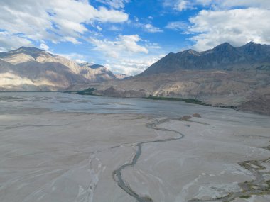 Karakoram yüksek dağ tepelerinin hava manzarası. Doğa manzarası geçmişi, Skardu-Gilgit, Pakistan. Tatilde seyahat.