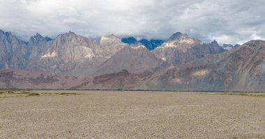 Karakoram yüksek dağ tepelerinin hava manzarası. Doğa manzarası geçmişi, Skardu-Gilgit, Pakistan. Tatilde seyahat.