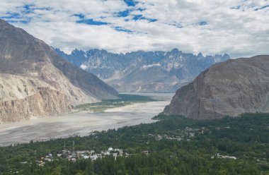 Karakoram yüksek dağ tepelerinin hava manzarası. Doğa manzarası geçmişi, Skardu-Gilgit, Pakistan. Tatilde seyahat.