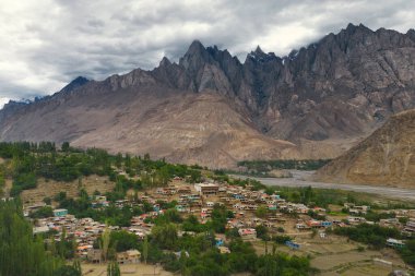 Karakoram yüksek dağ tepelerinin hava manzarası. Doğa manzarası geçmişi, Skardu-Gilgit, Pakistan. Tatilde seyahat.