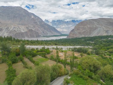 Karakoram yüksek dağ tepelerinin hava manzarası. Doğa manzarası geçmişi, Skardu-Gilgit, Pakistan. Tatilde seyahat.