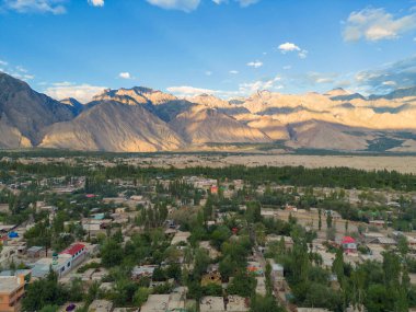 Karakoram yüksek dağ tepelerinin hava manzarası. Doğa manzarası geçmişi, Skardu-Gilgit, Pakistan. Tatilde seyahat.