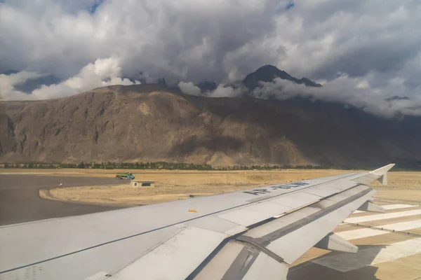 Flygplansvinge Bergsbergen Utsikt Pakistan Från Fönstret Resor Och Transport Koncept — Stockfoto