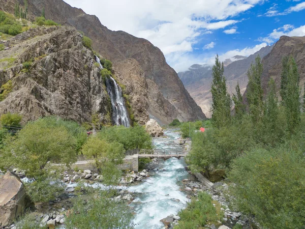 Karakoram Yüksek Dağlarındaki Mantoka Şelalesi Nin Havadan Görünüşü Doğa Manzarası — Stok fotoğraf