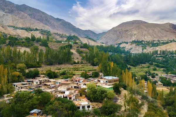 Karakoram yüksek dağ tepelerinin hava manzarası. Doğa manzarası geçmişi, Skardu-Gilgit, Pakistan. Tatilde seyahat.