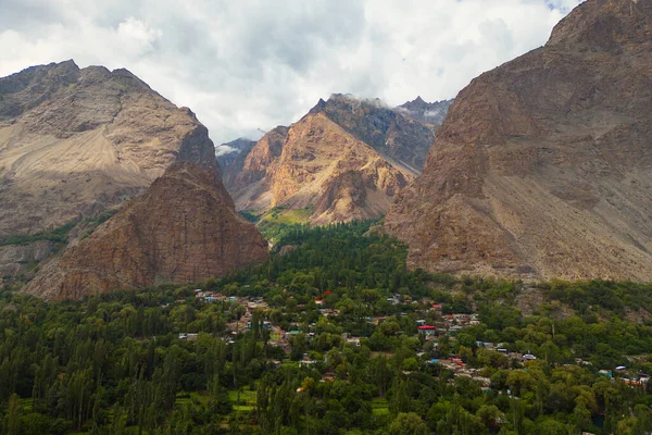 Karakoram yüksek dağ tepelerinin hava manzarası. Doğa manzarası geçmişi, Skardu-Gilgit, Pakistan. Tatilde seyahat.