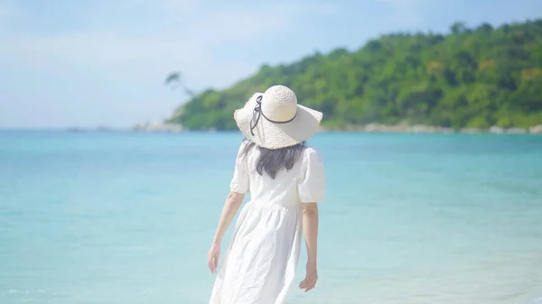 Mulher Asiática Feliz Uma Senhora Tailandesa Sexy Relaxante Desfrutando Mar — Fotografia de Stock