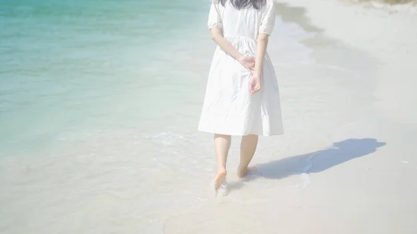 快乐的亚洲女人 一位性感的泰籍女士 夏天在泰国普吉岛海滩附近的绿松石海度假期间 在泰国的天然海洋或岛屿度假 — 图库照片