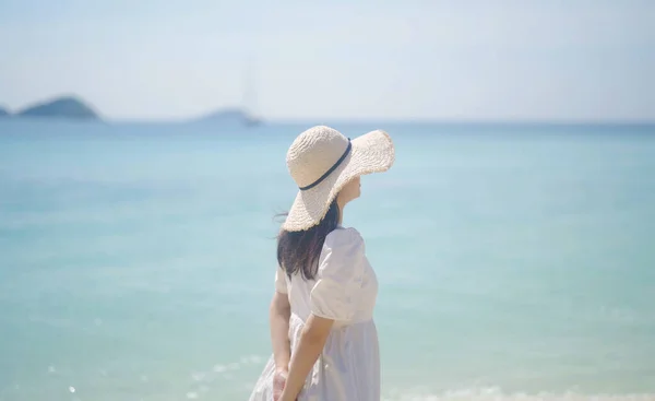 Mutlu Asyalı Kadın Seksi Taylandlı Kadın Yaz Tatillerinde Phuket Plajı — Stok fotoğraf