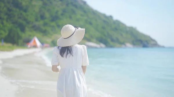 快乐的亚洲女人 一位性感的泰籍女士 夏天在泰国普吉岛海滩附近的绿松石海度假期间 在泰国的天然海洋或岛屿度假 — 图库照片
