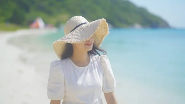 여성인 아시아 청록색 바다에서 휴식을 취하며 즐겁게 보내고 — 스톡 사진