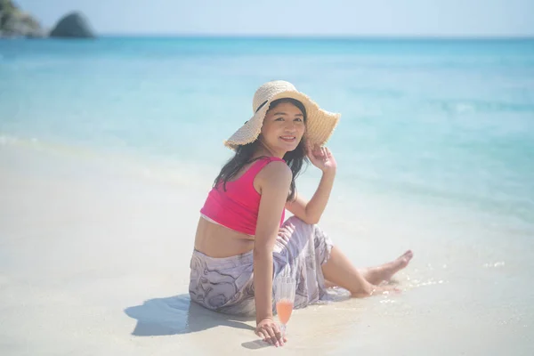 Mutlu Asyalı Kadın Seksi Taylandlı Kadın Yaz Tatillerinde Phuket Plajı — Stok fotoğraf