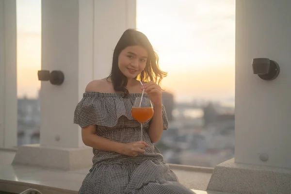 Ritratto Una Donna Asiatica Che Tiene Bicchiere Cocktail Birra Alcolica — Foto Stock