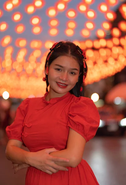 在亚洲农历新年文化中 红灯笼挂在灯丝上的快乐亚洲女人的肖像 — 图库照片