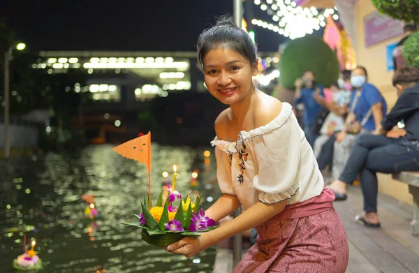 Portrét Asijské Thajské Ženy Loy Krathong Thajsku Plovoucí Vodě Místním — Stock fotografie