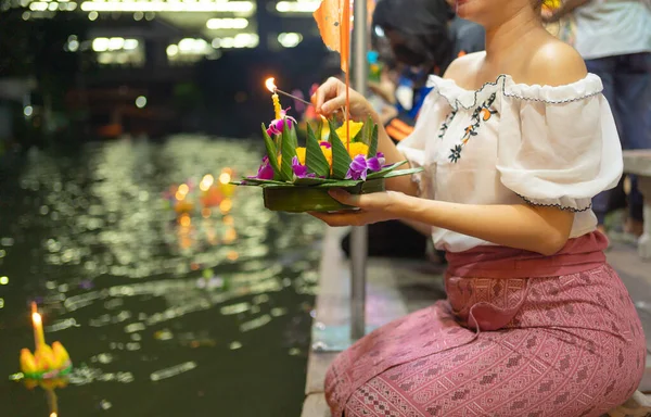 Retrato Mulher Tailandesa Asiática Com Loy Krathong Tailândia Flutuando Água — Fotografia de Stock