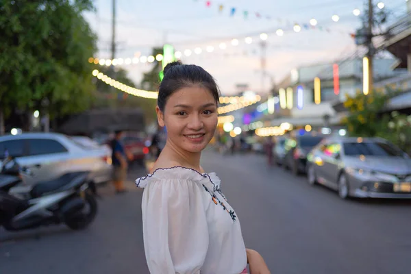 Portré Boldog Ázsiai Utazni Éjszaka Piac Emberek Séta Utcai Vásár — Stock Fotó