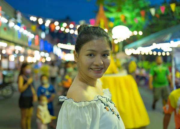 Portret Szczęśliwej Azjatki Podróżującej Nocą Ludzie Targów Ulicznych Kolorowe Namioty — Zdjęcie stockowe
