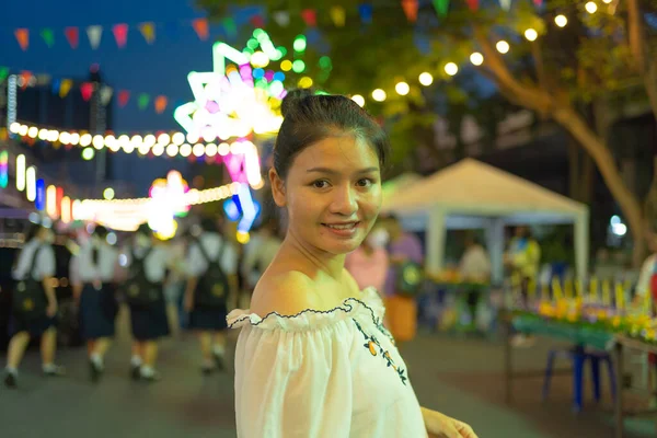 Portret Szczęśliwej Azjatki Podróżującej Nocą Ludzie Targów Ulicznych Kolorowe Namioty — Zdjęcie stockowe