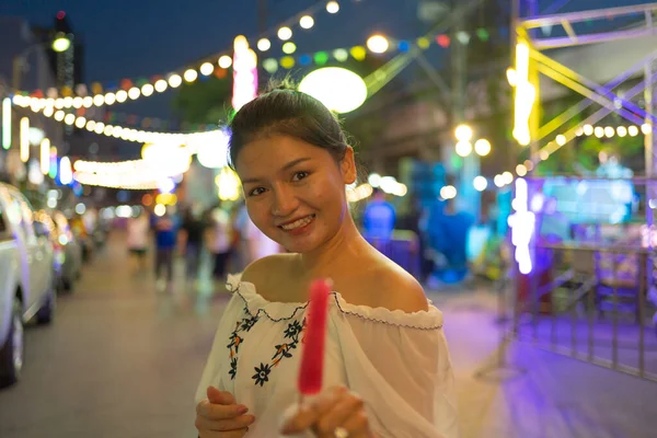 Portré Boldog Ázsiai Utazni Éjszaka Piac Emberek Séta Utcai Vásár — Stock Fotó