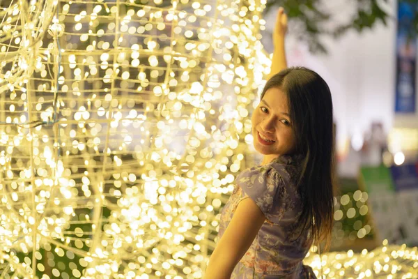 Retrato Mujer Asiática Feliz Con Fondo Borroso Bokeh Para Iluminación —  Fotos de Stock