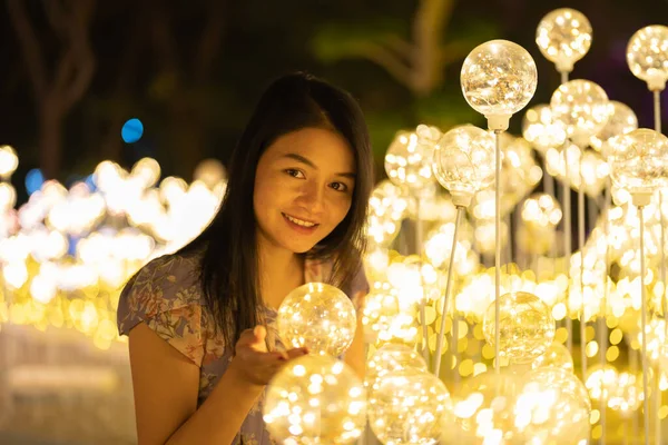 Portrét Šťastné Asijské Ženy Bokeh Rozmazané Pozadí Pro Osvětlení Slavnostní — Stock fotografie