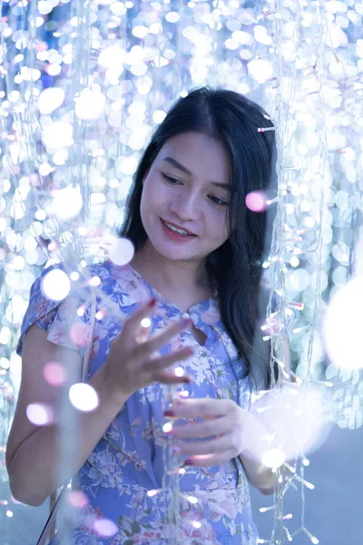 具有模糊背景的快乐的亚洲女人的肖像 用来点亮节日庆祝的概念 人的生活方式 — 图库照片