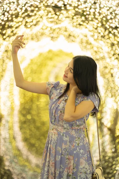 Portré Boldog Ázsiai Bokeh Elmosódott Háttér Világítás Ünnepi Ünneplés Koncepció — Stock Fotó