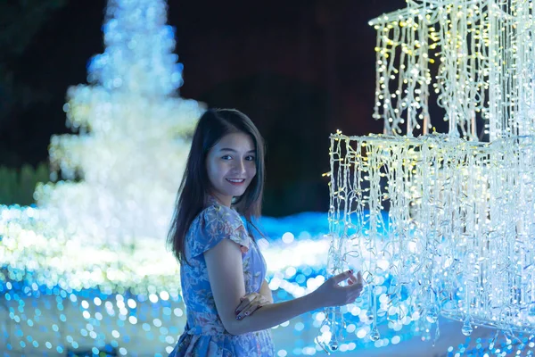 Portret Szczęśliwej Azjatki Rozmytym Tłem Bokeh Oświetlenia Świątecznej Koncepcji Uroczystości — Zdjęcie stockowe