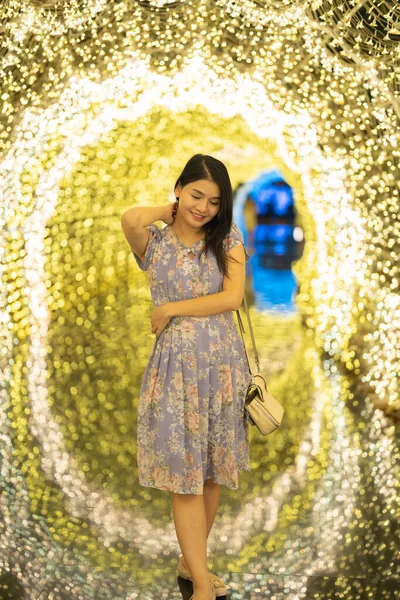 具有模糊背景的快乐的亚洲女人的肖像 用来点亮节日庆祝的概念 人的生活方式 — 图库照片