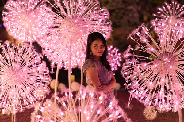 개념을 밝히기 배경을 아시아 여성의 사람들의 — 스톡 사진