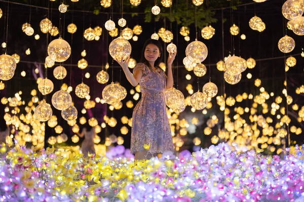 Retrato Mulher Asiática Feliz Com Fundo Embaçado Bokeh Para Iluminação — Fotografia de Stock