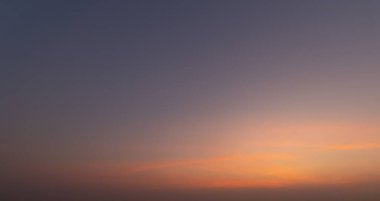 Gün batımı gökyüzü. Soyut doğa geçmişi. Alacakaranlık vakti turuncu renkli bulutlarla dramatik mavi.