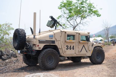 Tank aracı, savaş alanında silah taşıyor. Deniz piyadelerinin askeri savaşı için tehlike işareti..