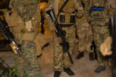 Amerikan Deniz Kuvvetleri Deniz Piyade Birliği 'nin bir askeri gece görevinde Tailand' da Kobra Gold tatbikatı sırasında düşmana silahlı saldırı hazırlığı yapıyor. Savaş gücü eğitimi..