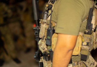 Amerikan Deniz Kuvvetleri Deniz Piyade Birliği 'nin bir askeri gece görevinde Tailand' da Kobra Gold tatbikatı sırasında düşmana silahlı saldırı hazırlığı yapıyor. Savaş gücü eğitimi..