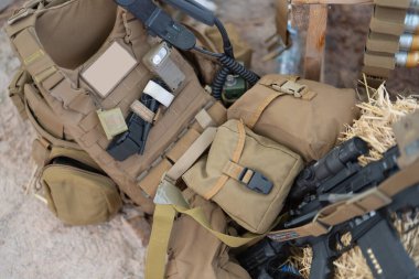 Kobra Gold tatbikatı sırasında Tayland 'da düşmana saldırmaya hazırlanan deniz piyade birlikleri için silah çantaları ve mermiler. Savaş gücü eğitimi..