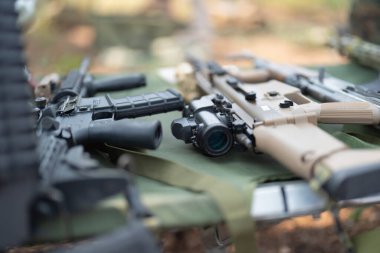 Kobra Gold tatbikatı sırasında Tayland 'da düşmana saldırmaya hazırlanan deniz piyade birlikleri için silah çantaları ve mermiler. Savaş gücü eğitimi..