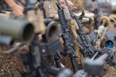 Kobra Gold tatbikatı sırasında Tayland 'da düşmana saldırmaya hazırlanan deniz piyade birlikleri için silah çantaları ve mermiler. Savaş gücü eğitimi..