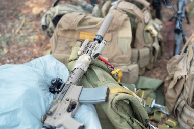 Kobra Gold tatbikatı sırasında Tayland 'da düşmana saldırmaya hazırlanan deniz piyade birlikleri için silah çantaları ve mermiler. Savaş gücü eğitimi..