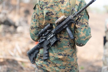 Amerikan Deniz Kuvvetleri Deniz Piyade Birliği, silahlı askeri savaş başlattı ve savaşta Kobra Gold tatbikatı sırasında Tayland 'da düşmana saldırmaya hazırlanıyor. Savaş gücü..