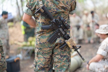 Amerikan Deniz Kuvvetleri Deniz Piyade Birliği, silahlı askeri savaş başlattı ve savaşta Kobra Gold tatbikatı sırasında Tayland 'da düşmana saldırmaya hazırlanıyor. Savaş gücü..