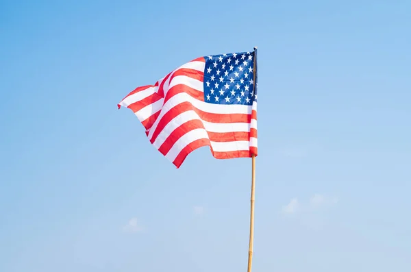 Amerika Birleşik Devletleri Bayrağı Rüzgarda Dalgalanırken Temmuz Bağımsızlık Günü Için — Stok fotoğraf